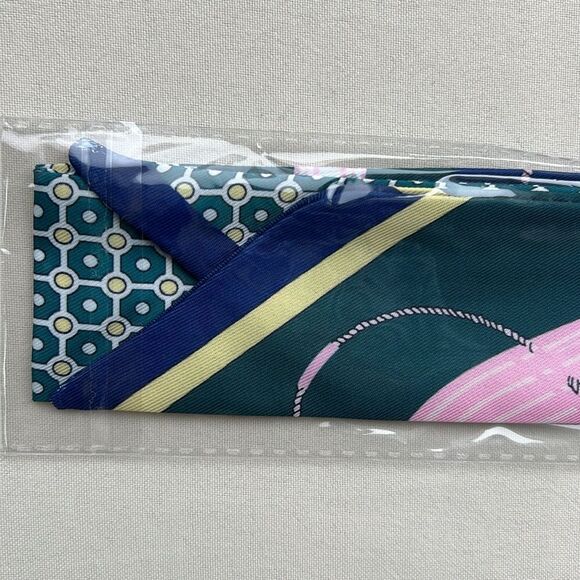 Unbranded Thin Silky Scarf in Geometric Print Green - Picture 4 of 6